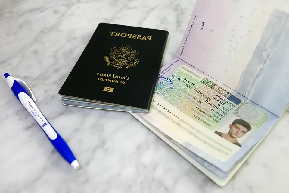 护照，签证和一支蓝笔.