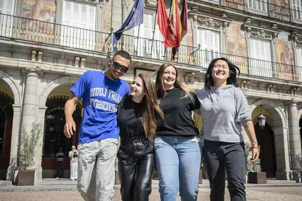 一群马德里大学的学生在马约尔广场