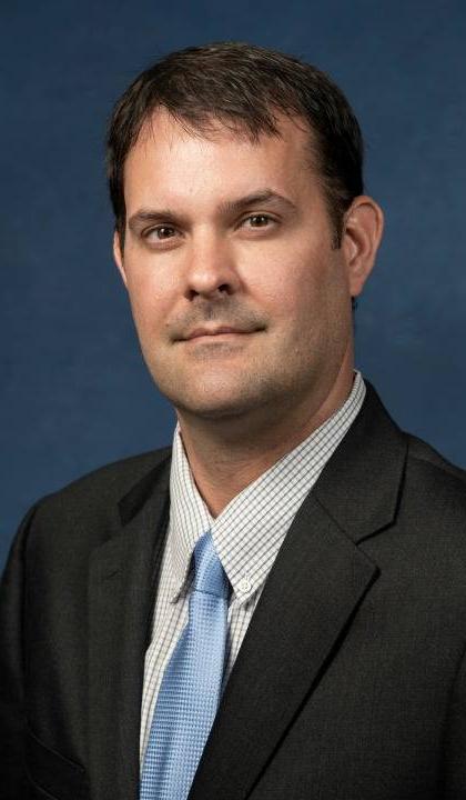 史蒂文·温顿 headshot, wearing dark suit, light shirt 和 light blue tie.